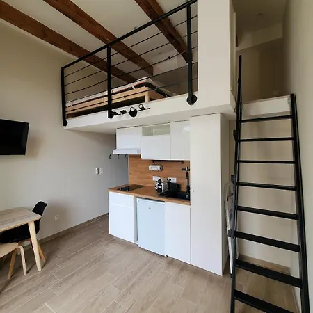 Bioves - Mezzanine Studio, Charming & Comfortable Apartamento *